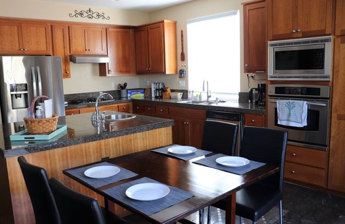 Elk Grove House | 5 BD Home★ Pool |Ping Pong/Fire Pit/2 King Beds