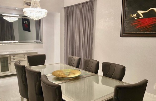 Spring Valley House | 5 bdr (1 king/7 doubles), 3 bath with a pool!!!