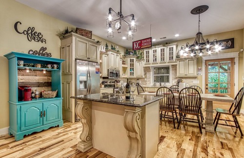 Kodak House | 5 BDRM Cabin 15 miles from Dollywood! HUGE porch & games! 3 miles from Buc-ees!