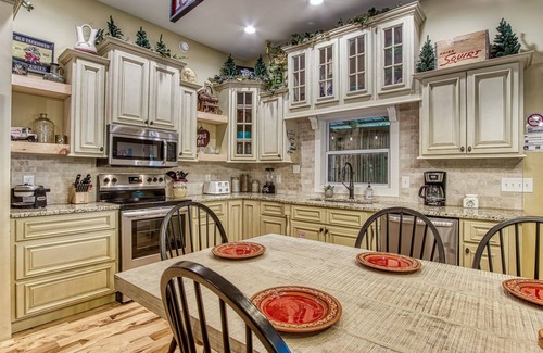 Kodak House | 5 BDRM Cabin 15 miles from Dollywood! HUGE porch & games! 3 miles from Buc-ees!