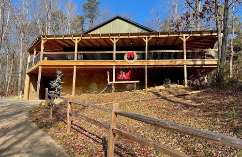 Kodak House | 5 BDRM Cabin 15 miles from Dollywood! HUGE porch & games! 3 miles from Buc-ees!