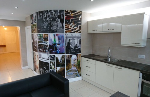 Huyton Apartment | 5 bed, 2.5 bath, luxury apartment - sleeps 8.