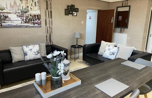 Huyton Apartment | 5 bed, 2.5 bath, luxury apartment - sleeps 8.