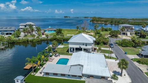 Spring Hill House | 5 Bed 3 Bath Waterfront Pool! Great for families!