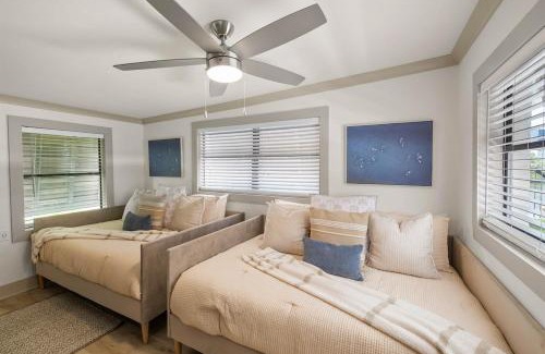 Spring Hill House | 5 Bed 3 Bath Waterfront Pool! Great for families!