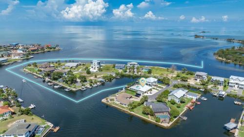 Spring Hill House | 5 Bed 3 Bath Waterfront Pool! Great for families!