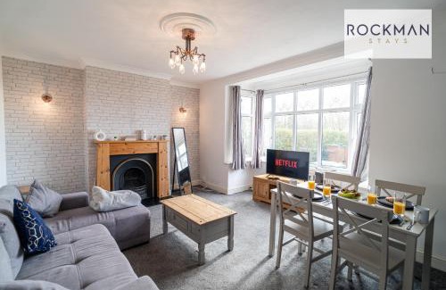 Southend-on-Sea Apartment | 5 Bed Apartment Close To Beach with Off-street parking - Perfect for Contractors - Fast Wi-Fi - Close to beach
