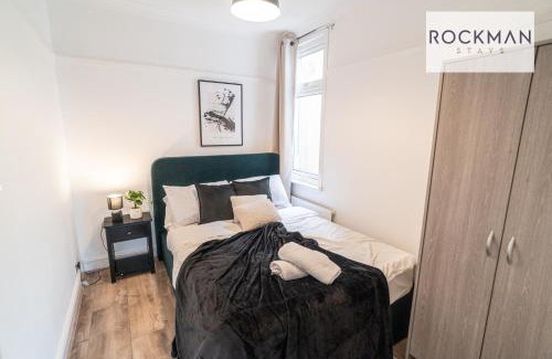 Southend-on-Sea Apartment | 5 Bed Apartment Close To Beach with Off-street parking - Perfect for Contractors - Fast Wi-Fi - Close to beach