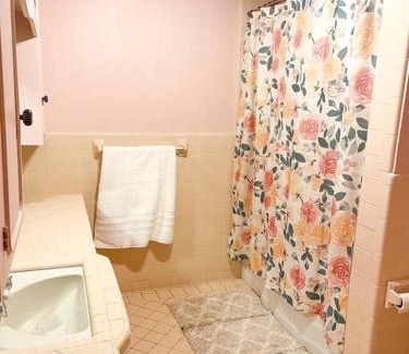 West Monroe House | 5- Bed Pink house ( Close to Sports Center )