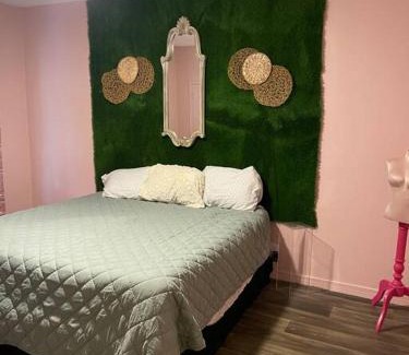 West Monroe House | 5- Bed Pink house ( Close to Sports Center )