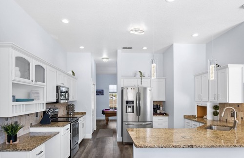 Spring Hill House | 5 bedrm Paradise w/your own POOL + LAZY RIVER