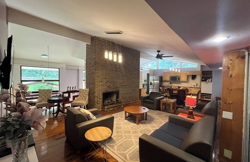 Northlake House | 5-Bedroom 6000SF wood and glass retreat in Atlanta, surrounded by greenery.