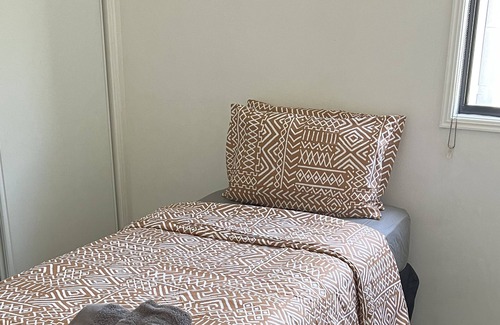 Molendinar House | 5 bedroom home in Molendinar Gold Coast Ample space for large family .