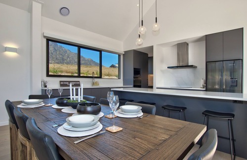 Kawarau Falls House | 5 Bedroom property with spa and putting green perfect for families