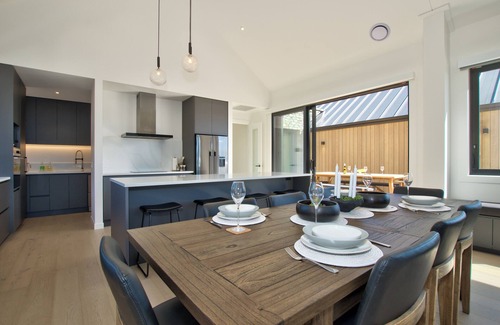 Kawarau Falls House | 5 Bedroom property with spa and putting green perfect for families