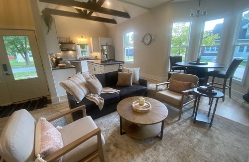 Sheridan House | 5-bedroom relaxing vacation home just 12 minutes to Grand Park and Six Pence