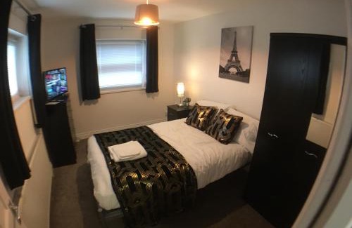 Corby Apartment | 5 bedrooms, 2 Reception Rooms, 2 Shower Rooms, Sleeps up to 7, Parking, Free WiFi & Netflix, Large Garden