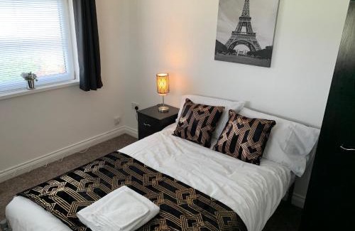 Corby Apartment | 5 bedrooms, 2 Reception Rooms, 2 Shower Rooms, Sleeps up to 7, Parking, Free WiFi & Netflix, Large Garden