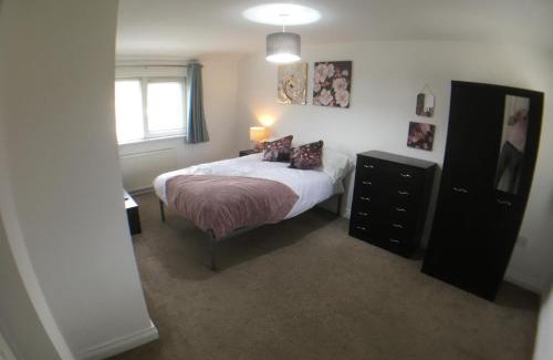 Corby Apartment | 5 bedrooms, 2 Reception Rooms, 2 Shower Rooms, Sleeps up to 7, Parking, Free WiFi & Netflix, Large Garden