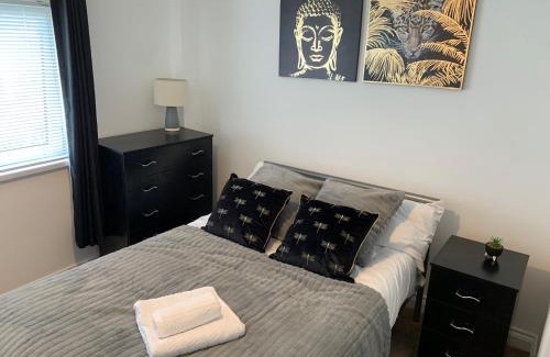 Corby Apartment | 5 bedrooms, 2 Reception Rooms, 2 Shower Rooms, Sleeps up to 7, Parking, Free WiFi & Netflix, Large Garden