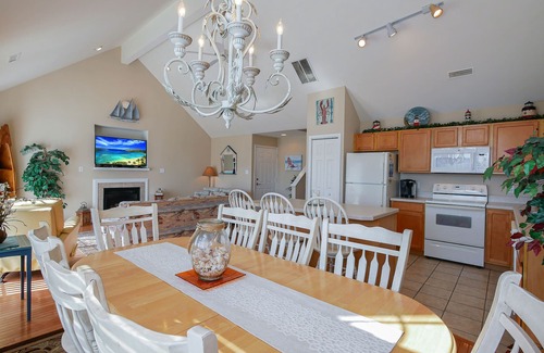 North End House | 5⭐️ “BEST TIME OF the YEAR AVAILABLE!” NOV 9th-NOV 24! 1 BLOCK TO BEACH! GOLDCST