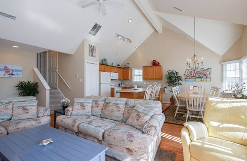 North End House | 5⭐️ “BEST TIME OF the YEAR AVAILABLE!” NOV 9th-NOV 24! 1 BLOCK TO BEACH! GOLDCST