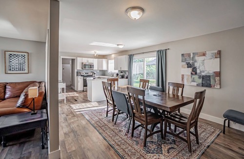 Caldwell House | 5 BR-2 Kings, 2 Fridges, Contractors/Insurance