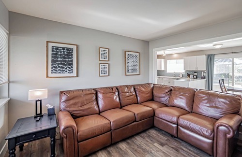 Caldwell House | 5 BR-2 Kings, 2 Fridges, Contractors/Insurance