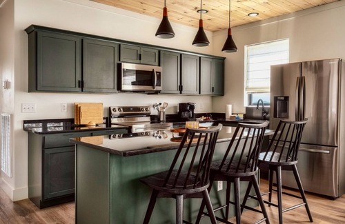 Sevierville Cabin | 5 BR|5 BA| Sleeps13|Game Room| Rooftop w Hot Tub | Movie Room| Free Tkts