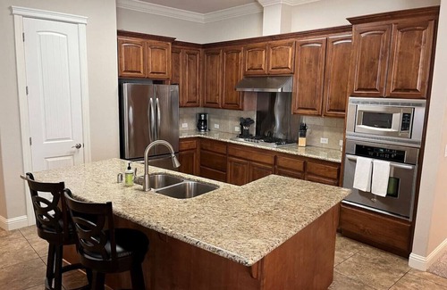 Redding House | 5 BR Hot Tub Walk to Bethel