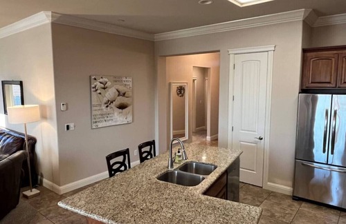 Redding House | 5 BR Hot Tub Walk to Bethel