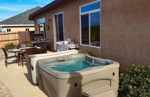 Redding House | 5 BR Hot Tub Walk to Bethel