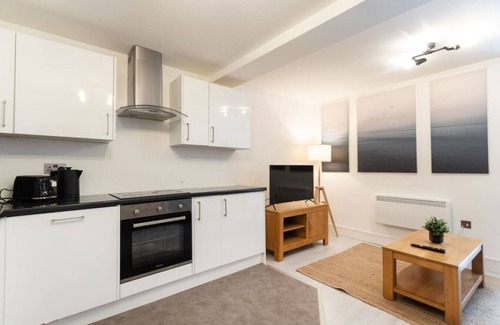 Swindon Apartment | 5 Com Road Apartments - Long Stay Disc - Sleeps 2