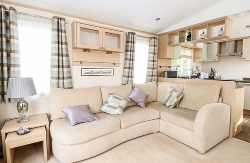 Hopton Cottage | 5, FOXBURROW HANG, family friendly, with pool in Fritton