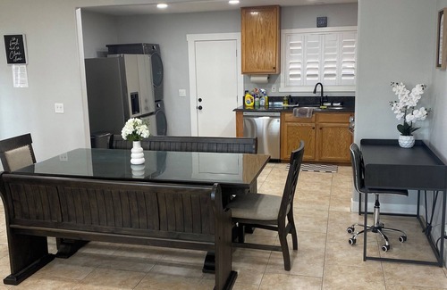 Midway City House | .5 mi-Little Saigon/6 mile to Disneyland