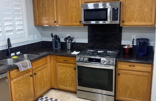 Midway City House | .5 mi-Little Saigon/6 mile to Disneyland