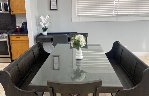 Midway City House | .5 mi-Little Saigon/6 mile to Disneyland