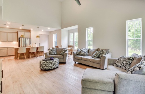 Central House | 5 Mi to Memorial Stadium & Beach: Modern Townhome