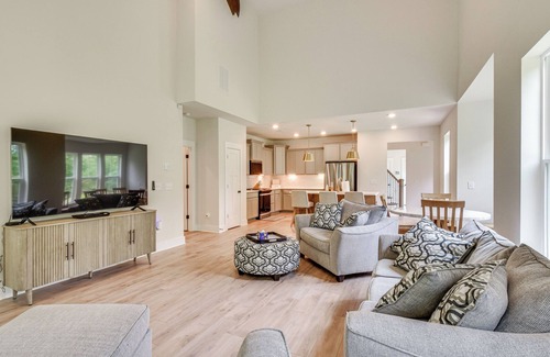 Central House | 5 Mi to Memorial Stadium & Beach: Modern Townhome