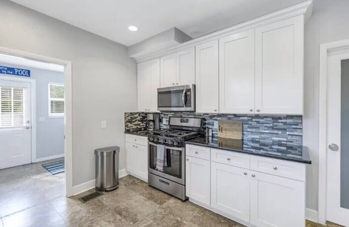 La Vista House | 5 Min to Beach. Large Pool - Mini Golf - FirePit - BBQ. Perfect getaway!