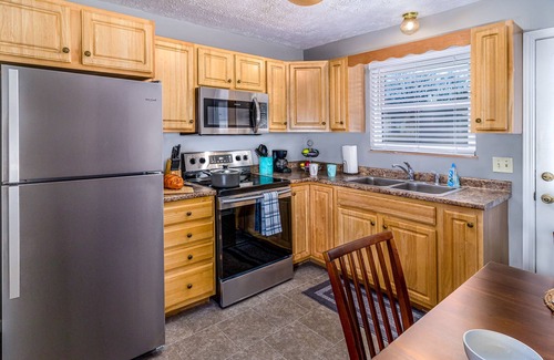 Jefferson City Apartment | 5 min to C-N Univ & Lake - Extra Parking