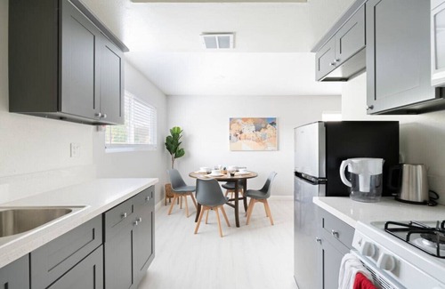 Alhambra Apartment | 5 Mins to DT Alhambra - Homey 2BR Apt W King Bed