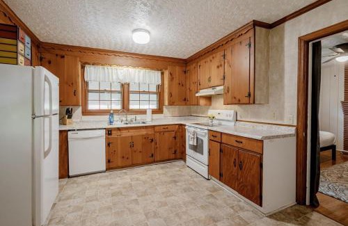 Forest Acres House | 5 mins to Fort Jackson - The Wooded Hilltop Ranch