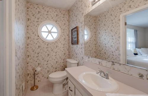 Forest Acres House | 5 mins to Fort Jackson - The Wooded Hilltop Ranch