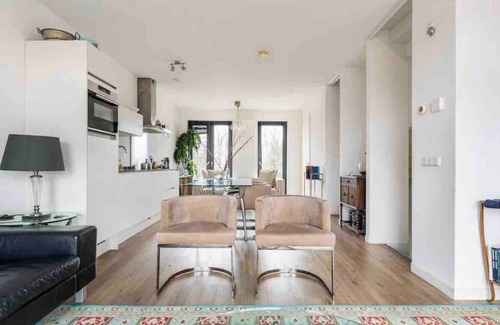 Van der Pekbuurt Apartment | 5 minutes from Central Station! Spacious and bright family apartment with roof terrace.