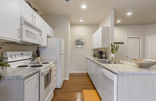 Branson Condo | 5 Minutes from Landing! 2 Bedroom 2 Bath w/Jacuzzi - Sleeps 6