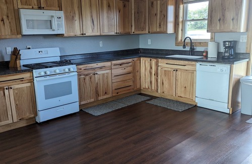 Columbia House | 5 minutes from Rathbun Lake! Pet friendly