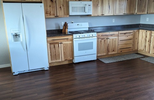 Columbia House | 5 minutes from Rathbun Lake! Pet friendly