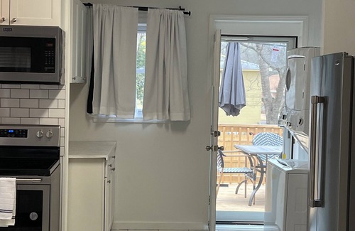 Birmingham House | 5 minutes to downtown. Family home with Wi-Fi, deck, and large backyard.