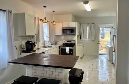 Birmingham House | 5 minutes to downtown. Family home with Wi-Fi, deck, and large backyard.